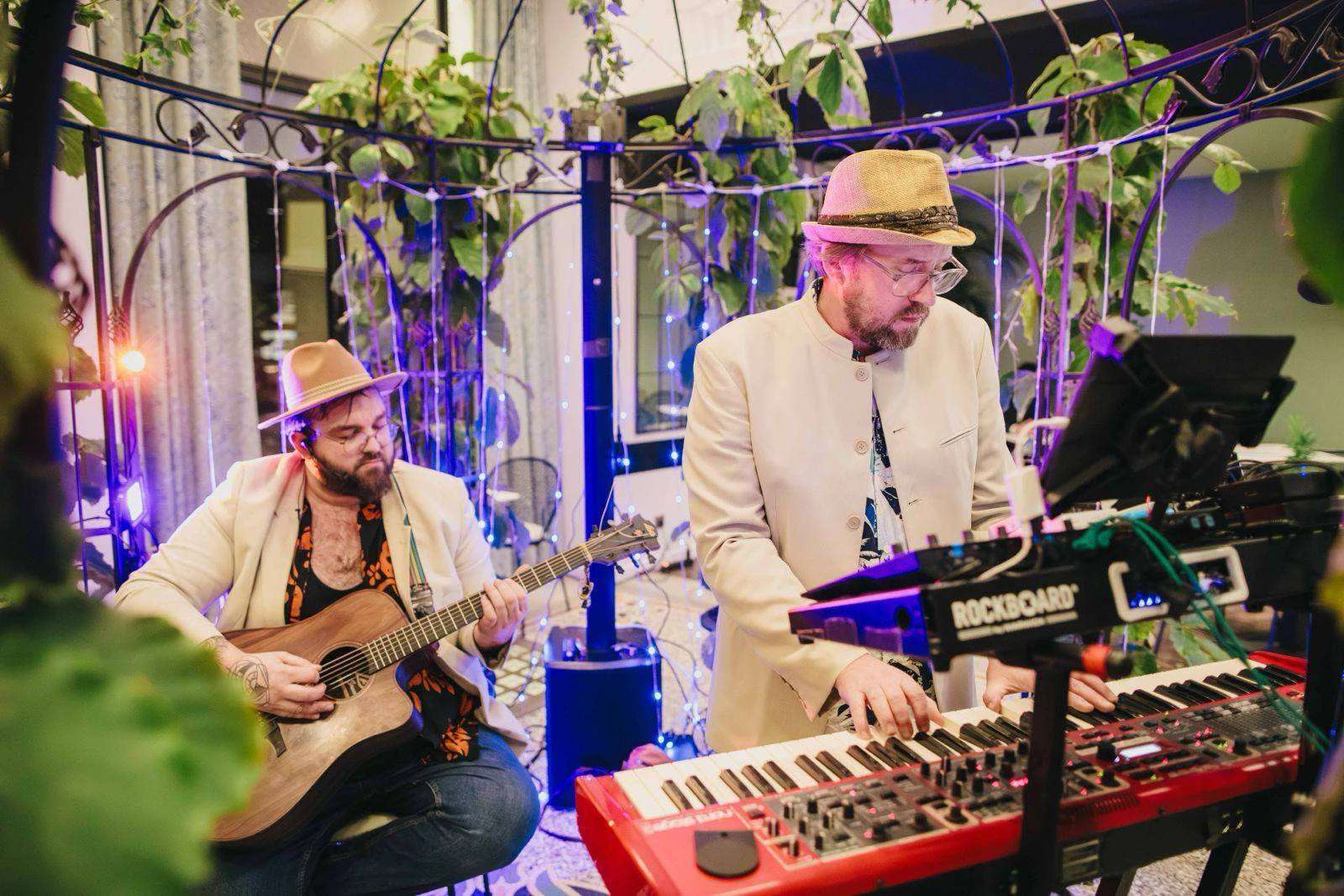 Musiciens travaillant ensemble sur scène